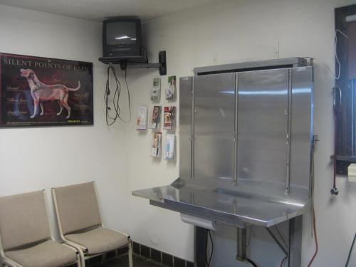 Exam rooms:  We have 2 well equipped exam rooms. One for bigger animals with a lift table and one for smaller animals. Your comfort and your pet's comfort are important to us.